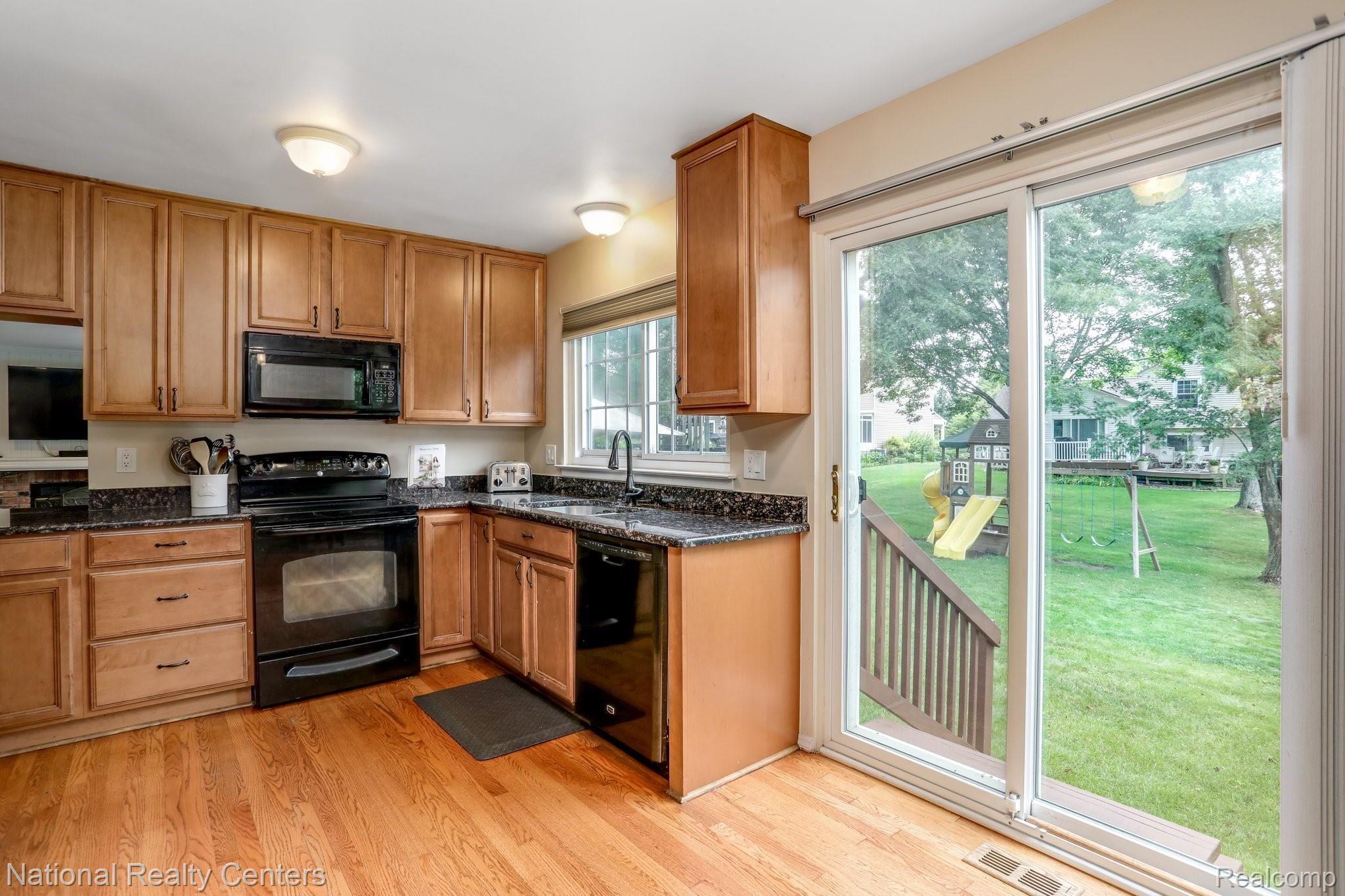 24446 Jamestowne Road Novi, MI 48375 - Photo 8 of 34 14-web-or-mls-24446 Jamestowne Road Novi0013.jpg