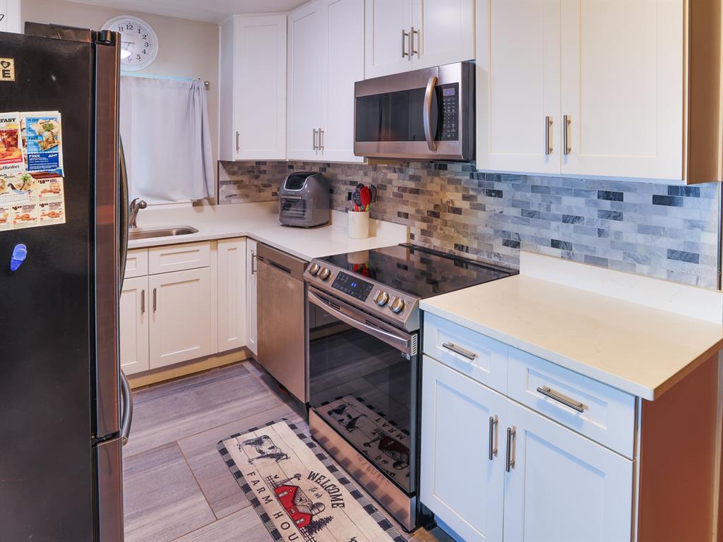 2140 East Main Street Bartow, FL 33830 - Photo 18 of 37 a kitchen with stainless steel appliances a stove a sink and a microwave