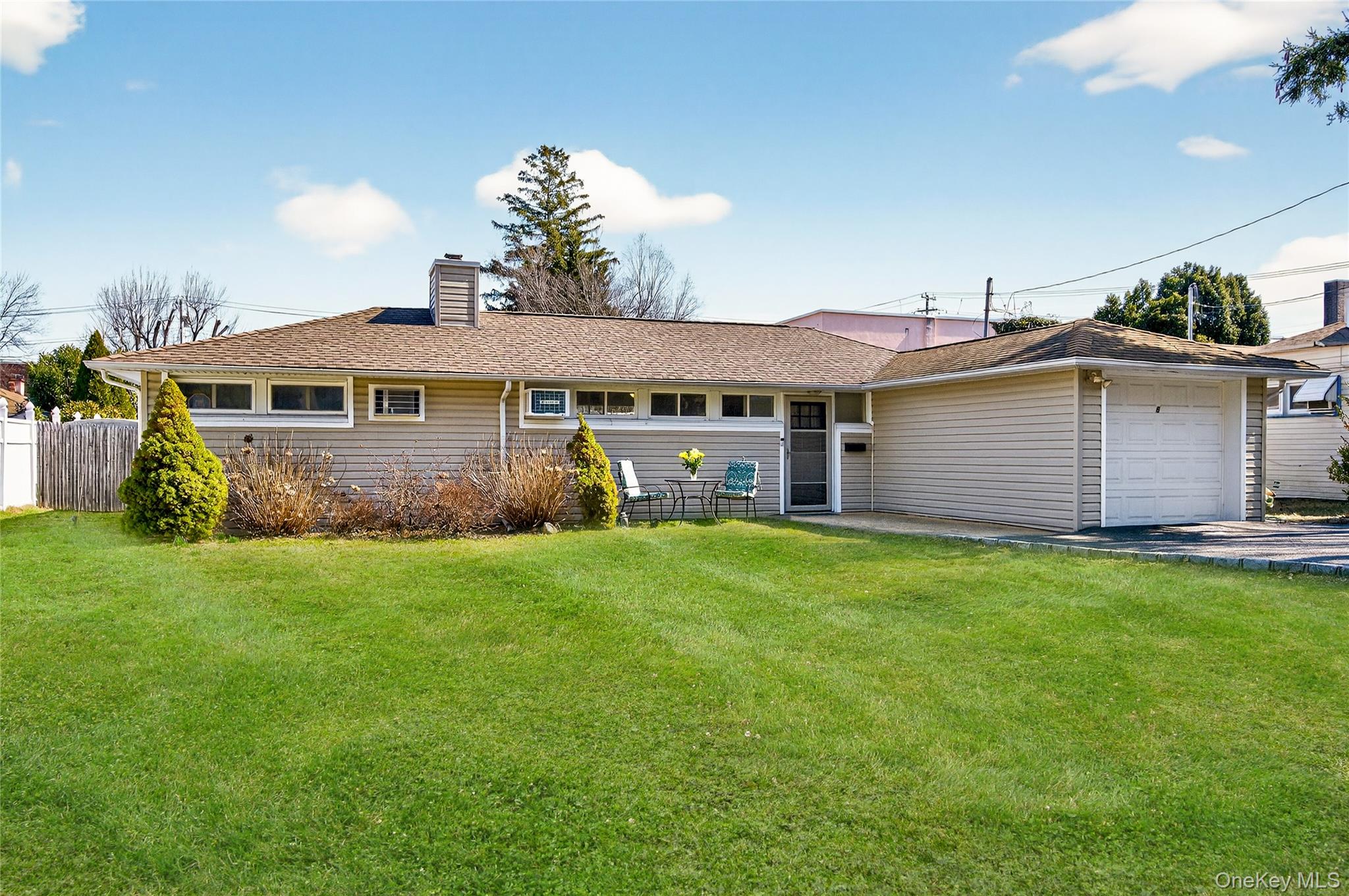 6 Wellington Road Greenvale, NY 11548 - Photo 20 of 21 Spacious Single Level Ranch offering easy living.