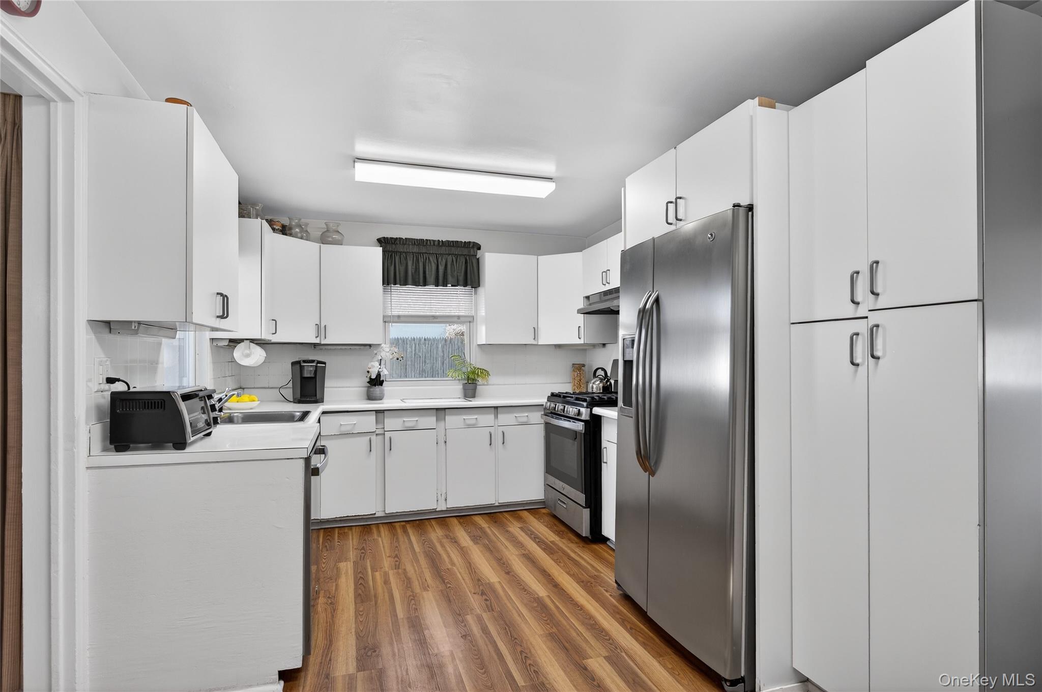 6 Wellington Road Greenvale, NY 11548 - Photo 7 of 21 Spacious Kitchen
