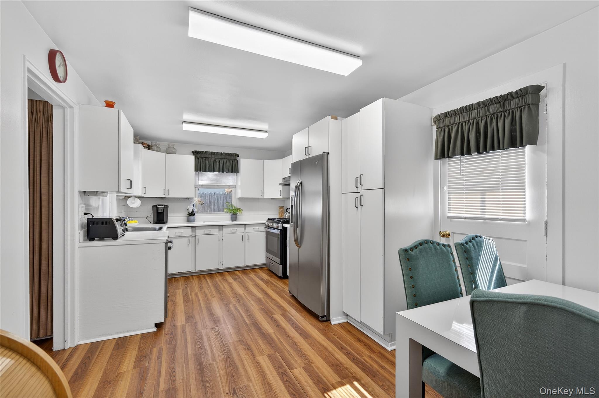 6 Wellington Road Greenvale, NY 11548 - Photo 8 of 21 Eat-In Kitchen