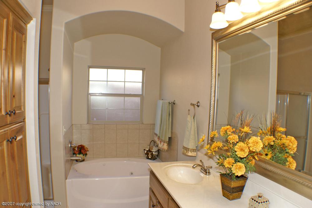 5304 Pleasant Court Amarillo, TX 79110 - Photo 8 of 13 a bathroom with a sink and a bathtub
