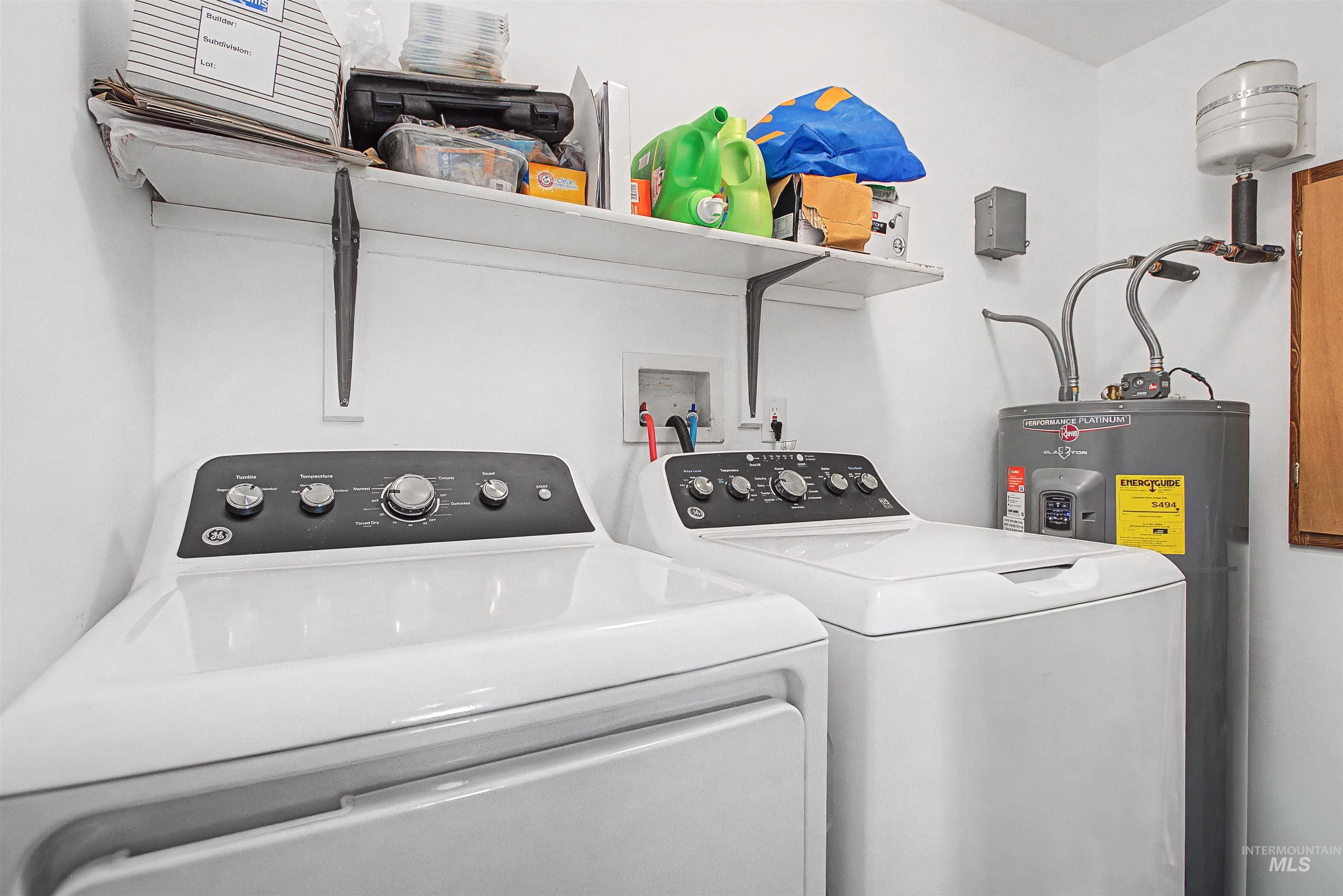 919 9th Street Clarkston, WA 99403 - Photo 15 of 34 Laundry room featuring water heater and washing machine and dryer