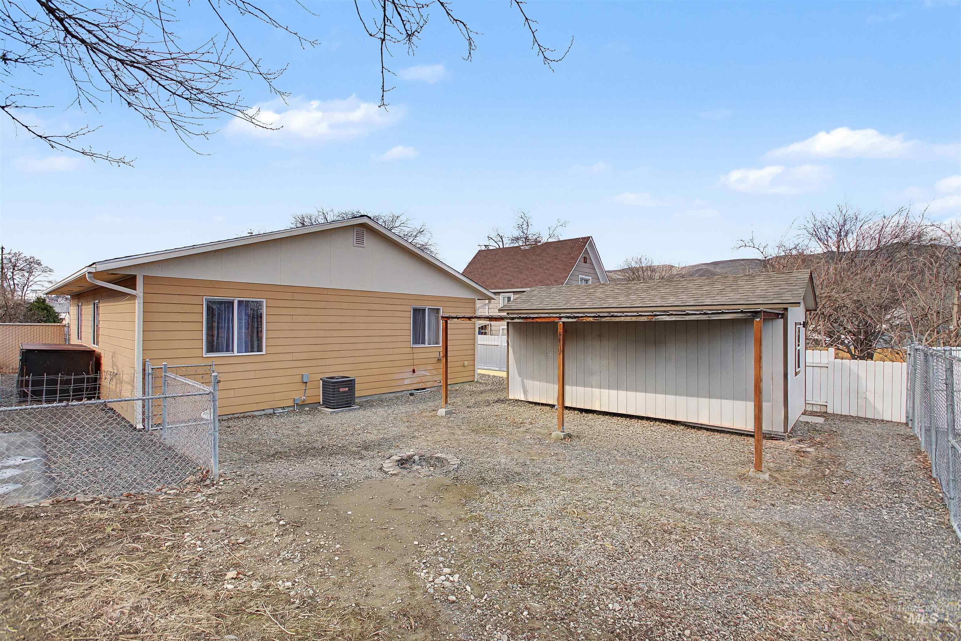 919 9th Street Clarkston, WA 99403 - Photo 24 of 34 Back of house featuring a fenced backyard and an outbuilding