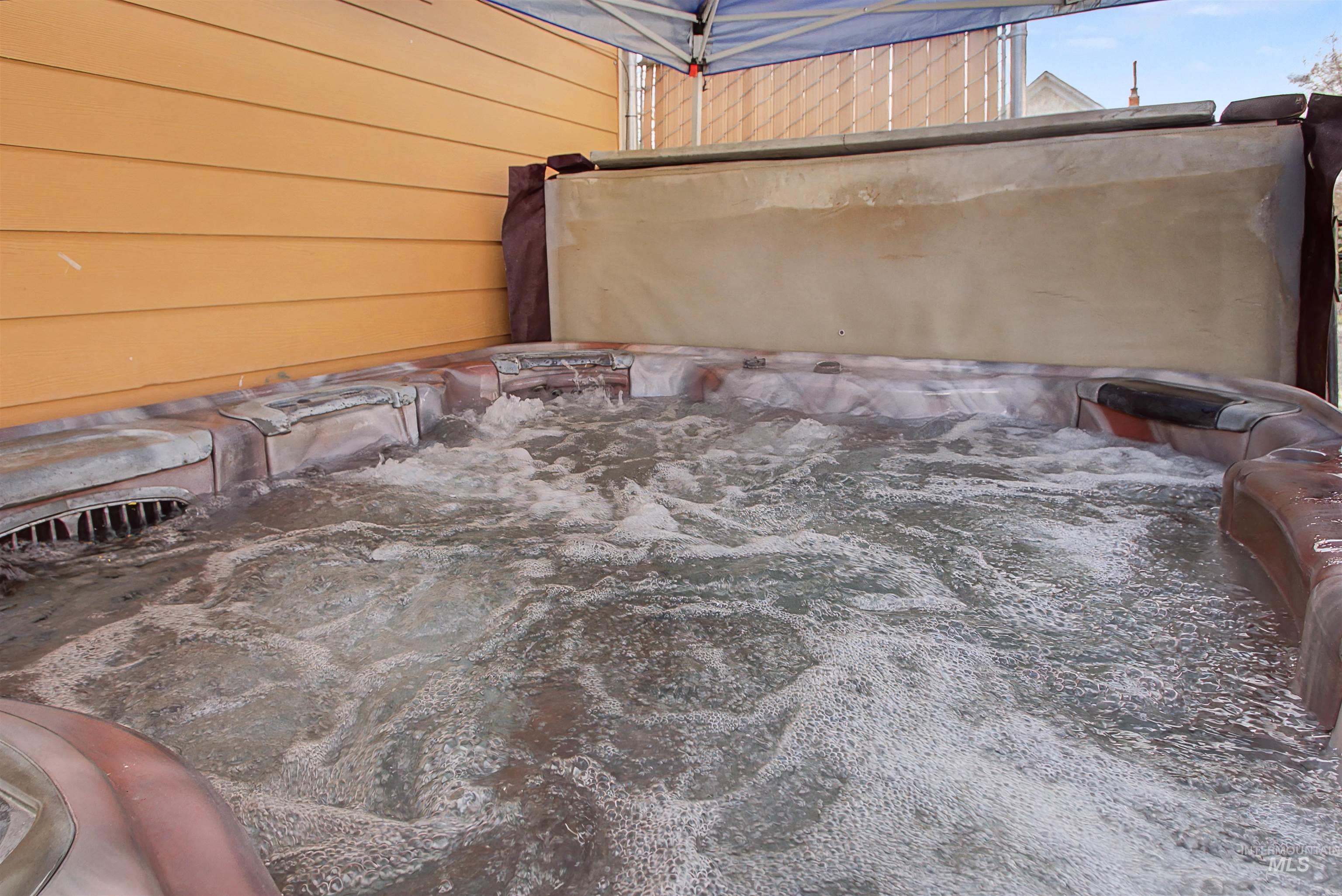 919 9th Street Clarkston, WA 99403 - Photo 28 of 34 Exterior view of a hot tub