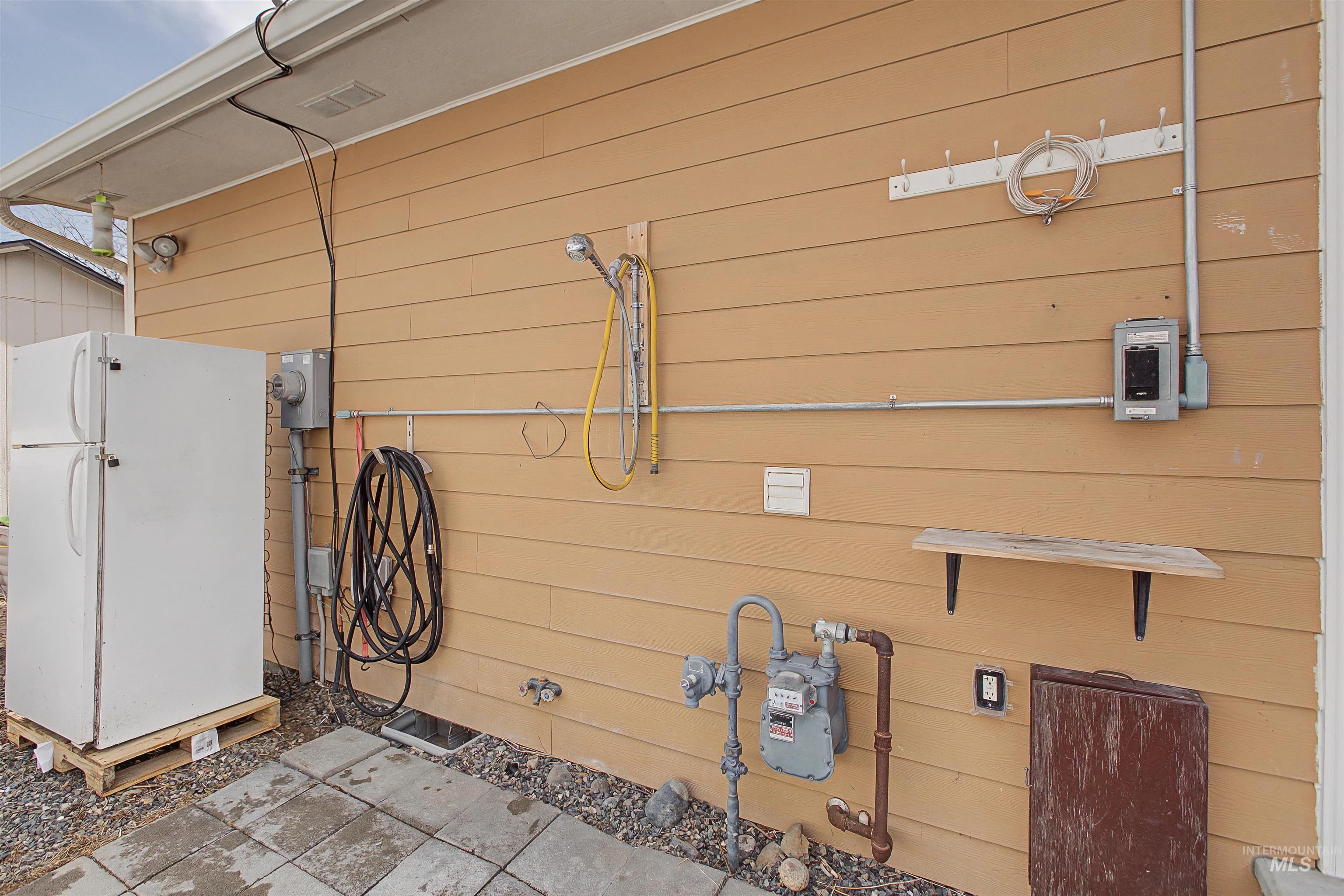 919 9th Street Clarkston, WA 99403 - Photo 31 of 34 Exterior view of freestanding refrigerator and gas meter