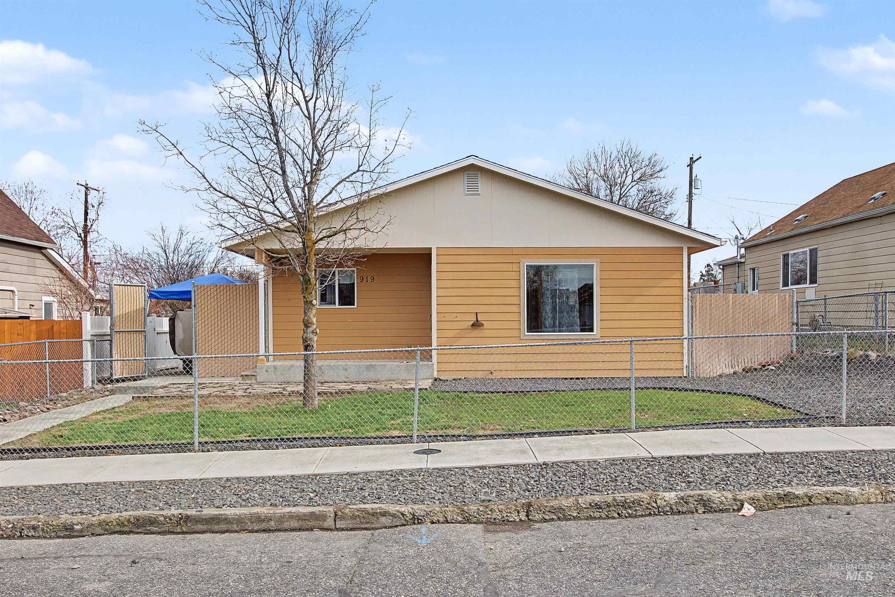 919 9th Street Clarkston, WA 99403 - Photo 32 of 34 Bungalow with a fenced front yard