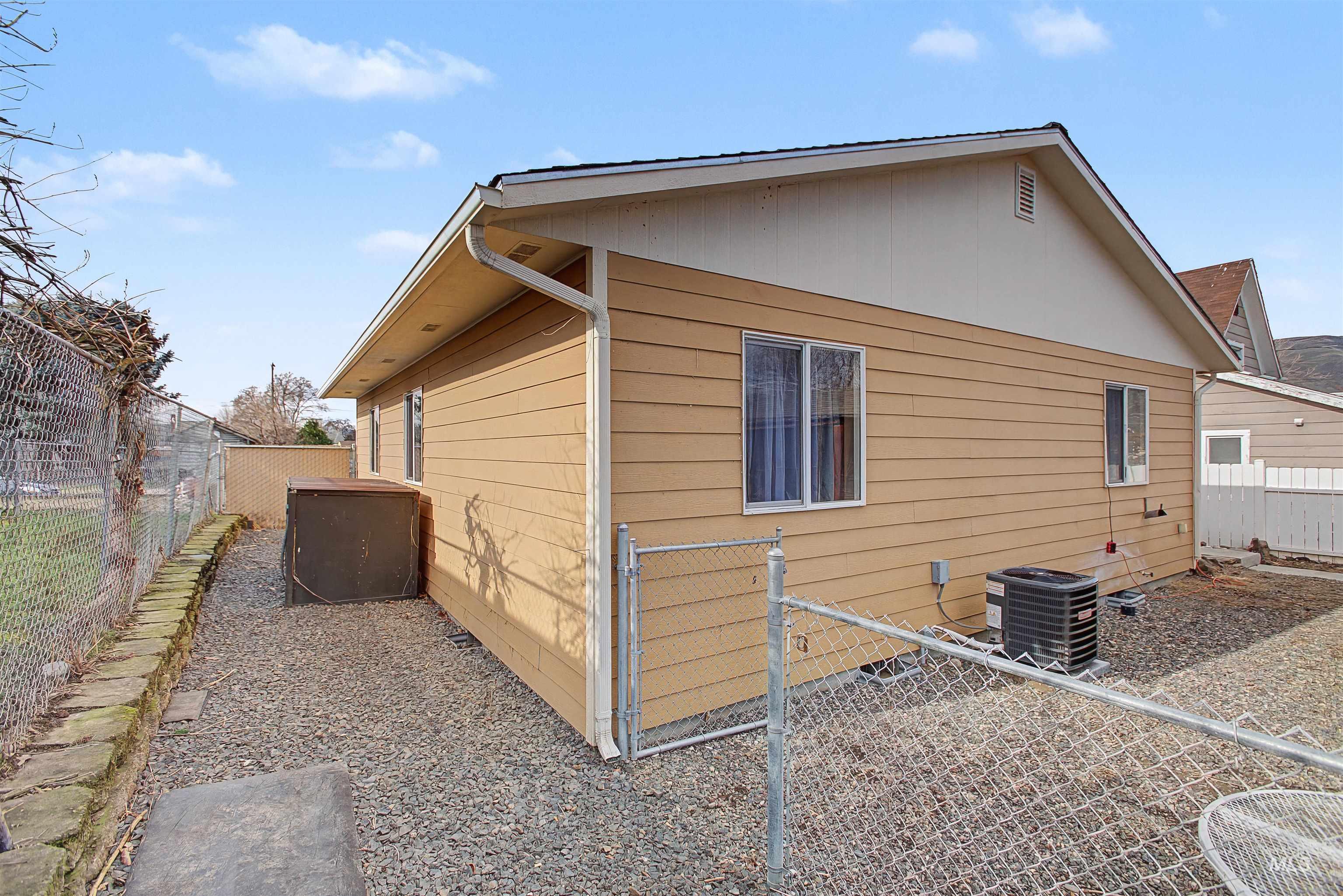 919 9th Street Clarkston, WA 99403 - Photo 33 of 34 View of side of home with a fenced backyard and a central air condition unit