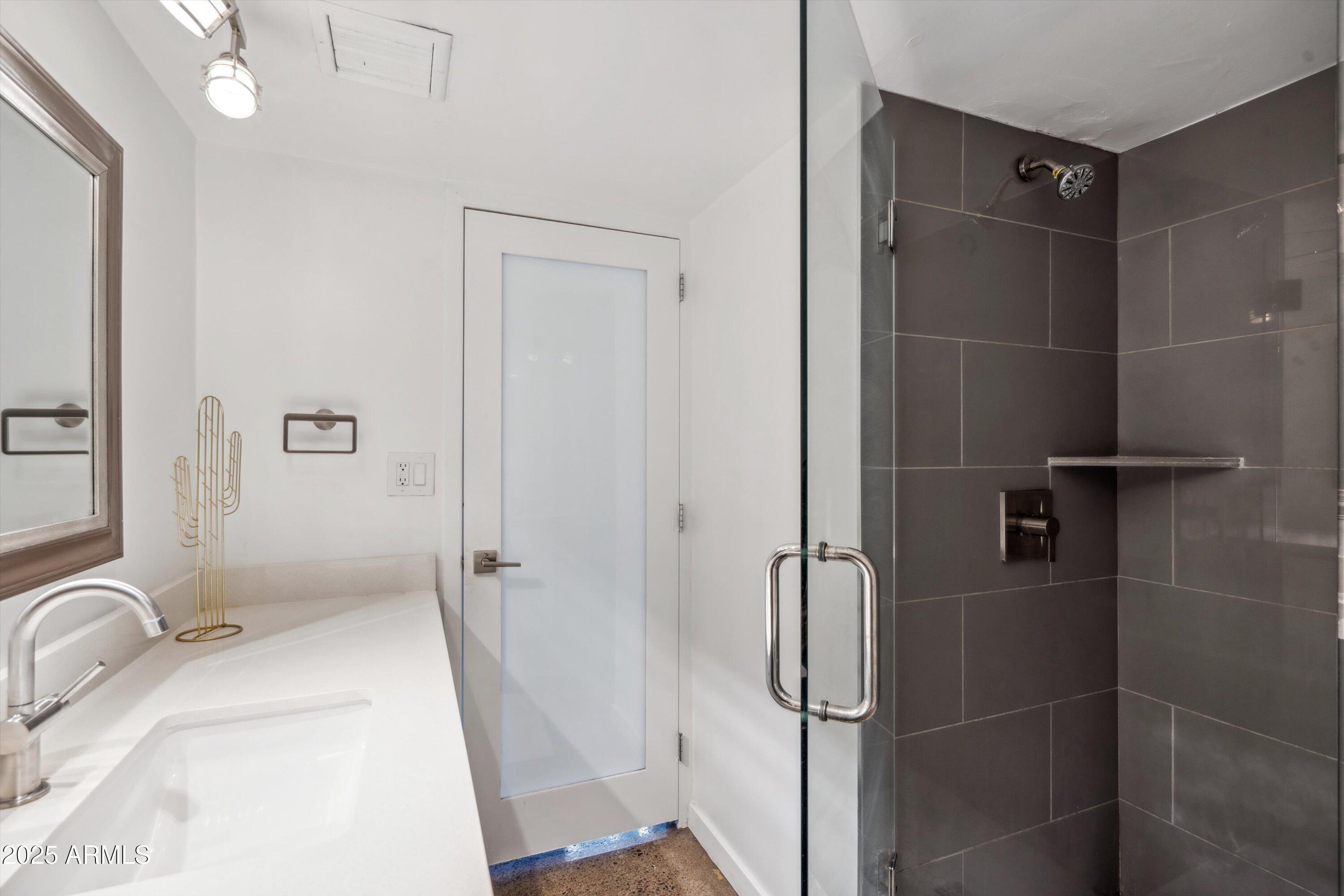 805 North 4th Avenue, Unit 208 Phoenix, AZ 85003 - Photo 12 of 20 14-Master Shower