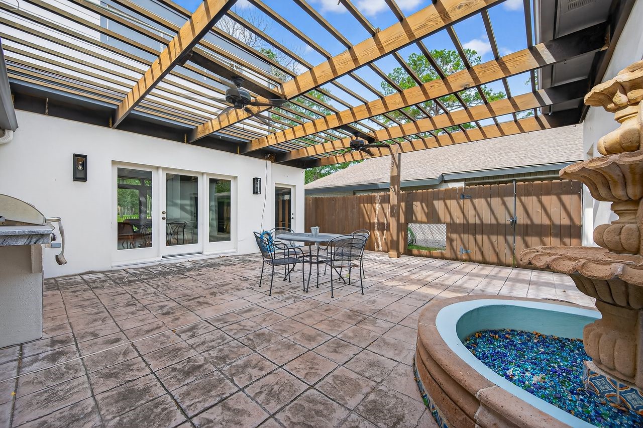 6226 Pebble Beach Drive Houston, TX 77069 - Photo 15 of 46 a view of a porch with furniture and a rug