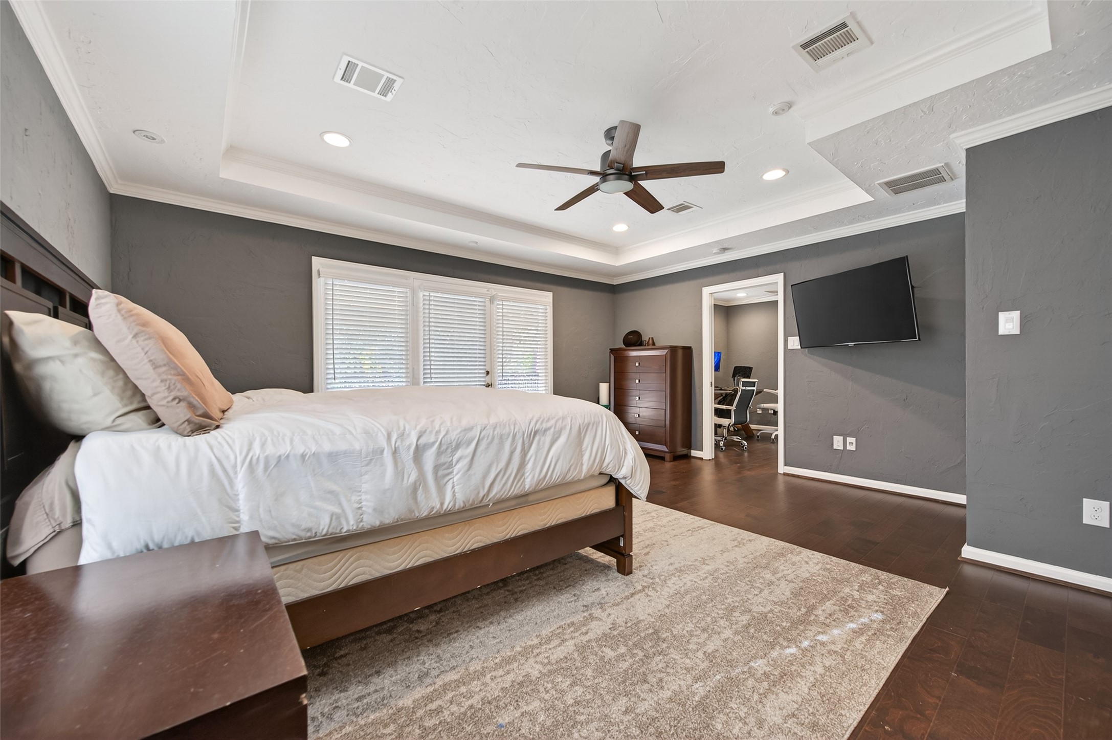 6226 Pebble Beach Drive Houston, TX 77069 - Photo 16 of 46 a spacious bedroom with a bed and a flat screen tv