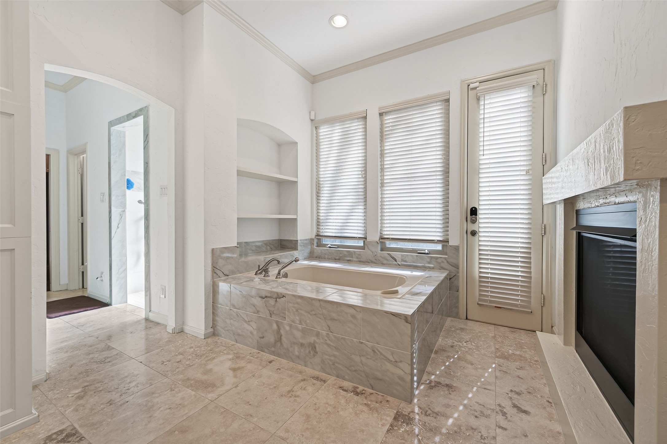 6226 Pebble Beach Drive Houston, TX 77069 - Photo 21 of 46 a spacious bathroom with a tub sink and mirror