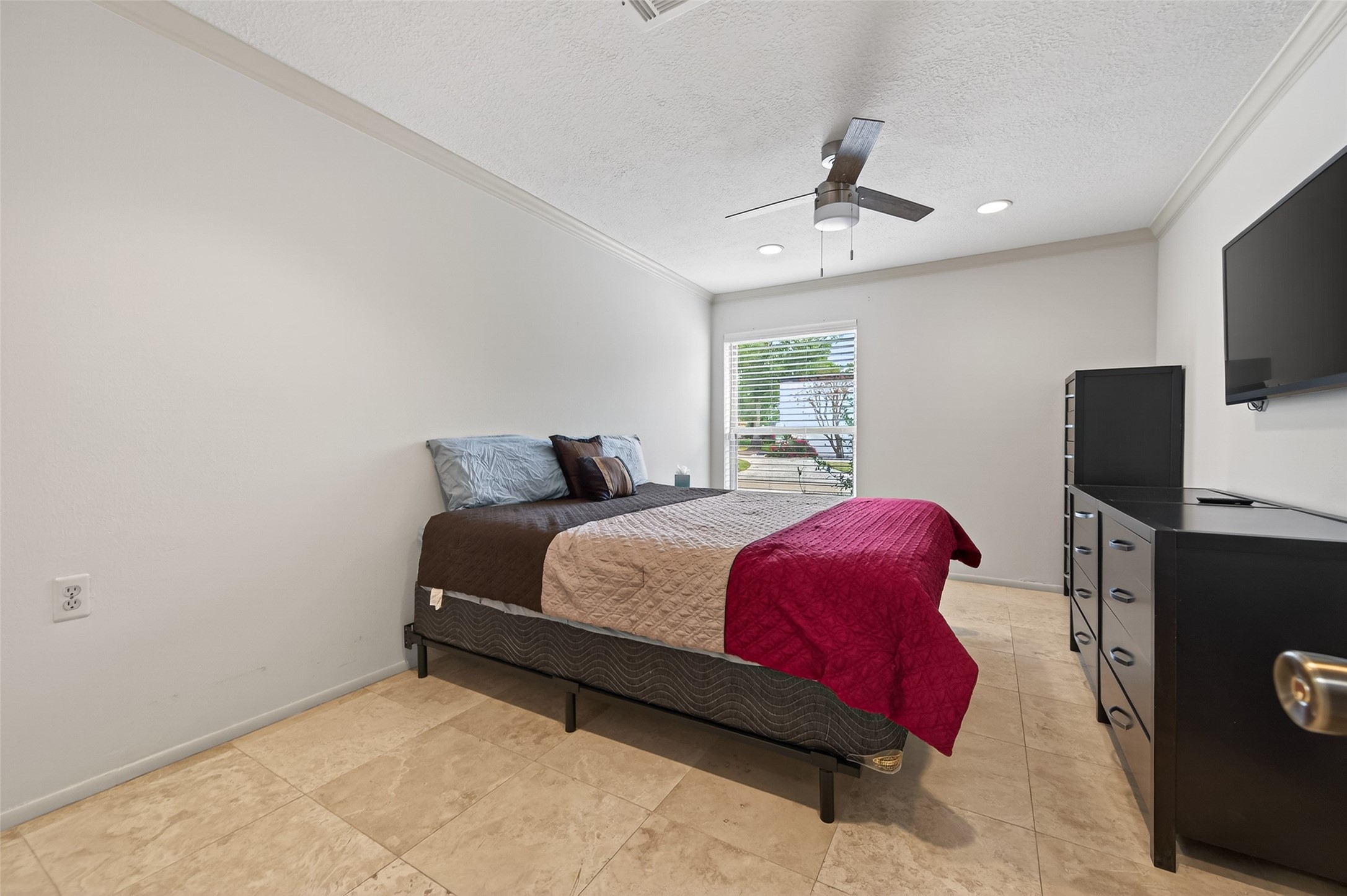 6226 Pebble Beach Drive Houston, TX 77069 - Photo 32 of 46 a bedroom with a bed and a flat screen tv