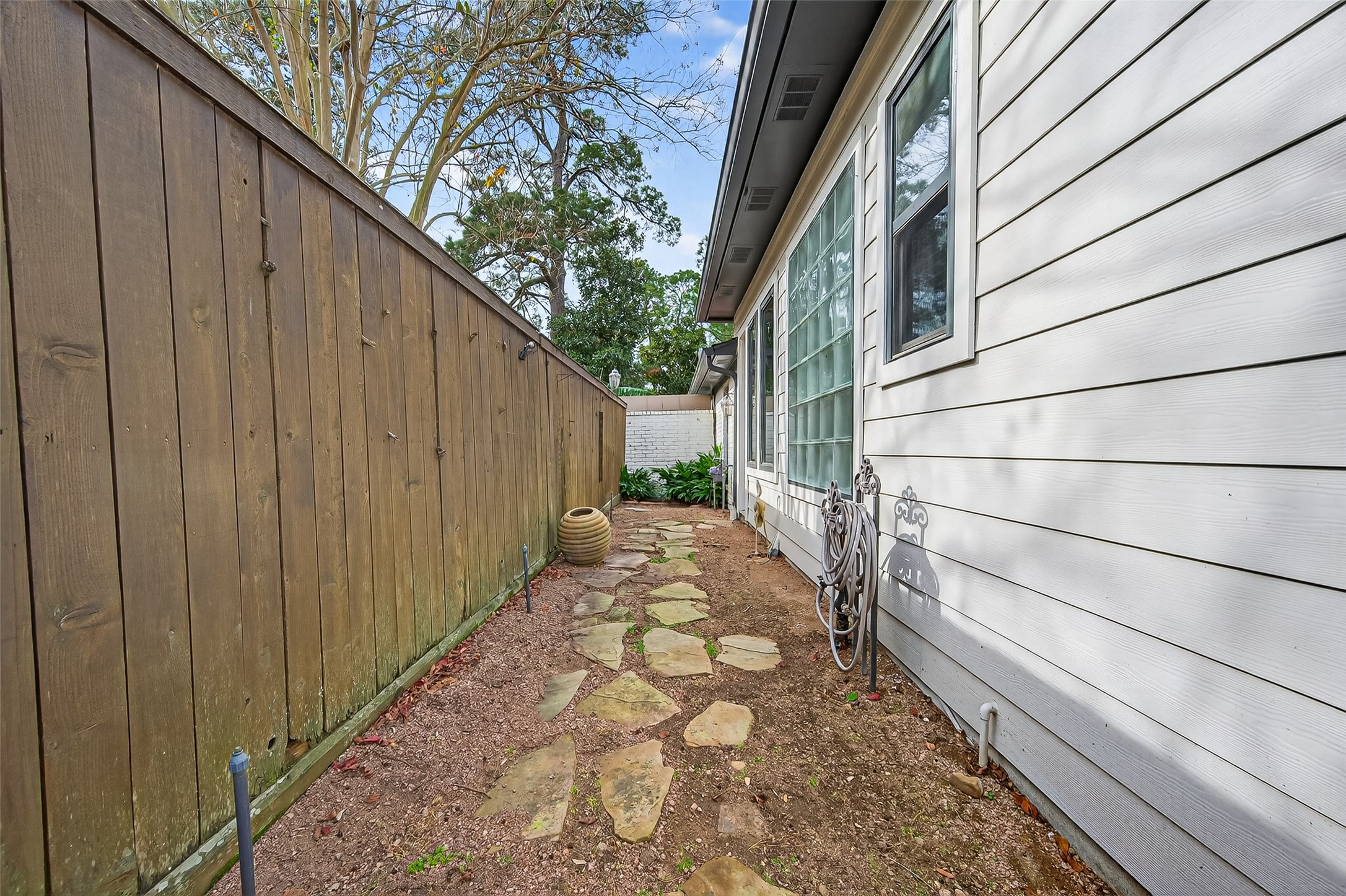 6226 Pebble Beach Drive Houston, TX 77069 - Photo 38 of 46 a view of a pathway with a wooden fence