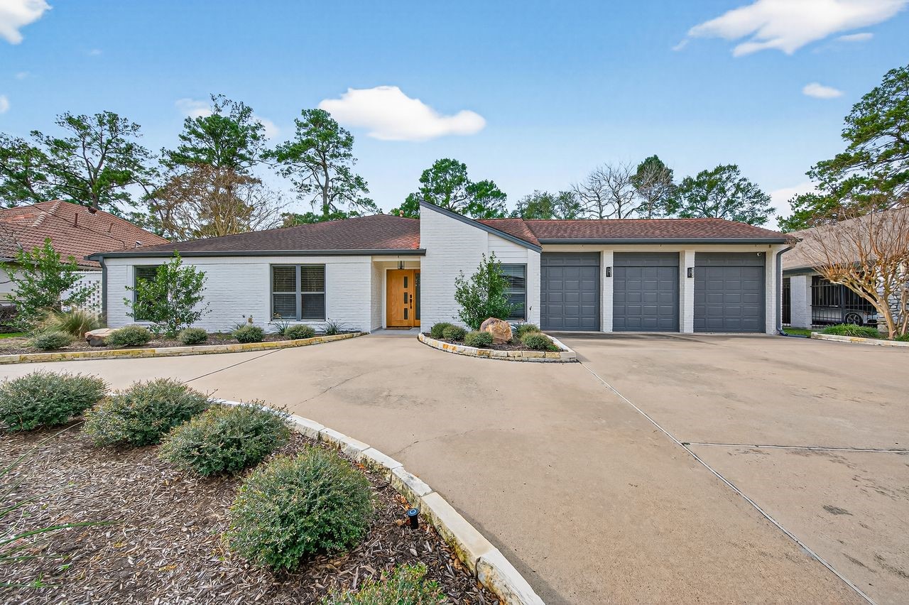 6226 Pebble Beach Drive Houston, TX 77069 - Photo 46 of 46 front view of a house with a yard