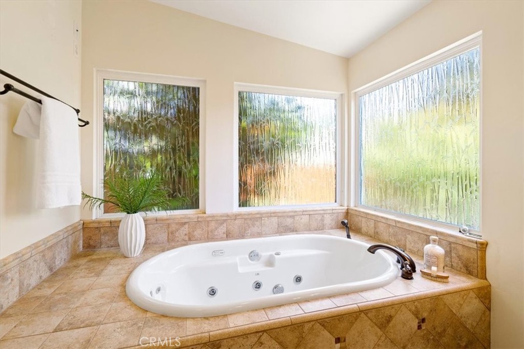 318 Indio Drive Pismo Beach, CA 93449 - Photo 20 of 58 a bathroom with bathtub and window