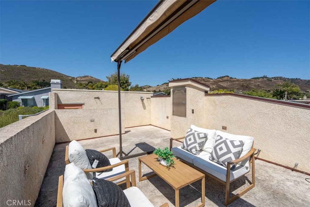 318 Indio Drive Pismo Beach, CA 93449 - Photo 38 of 58 a view of a terrace with couches and wooden floor