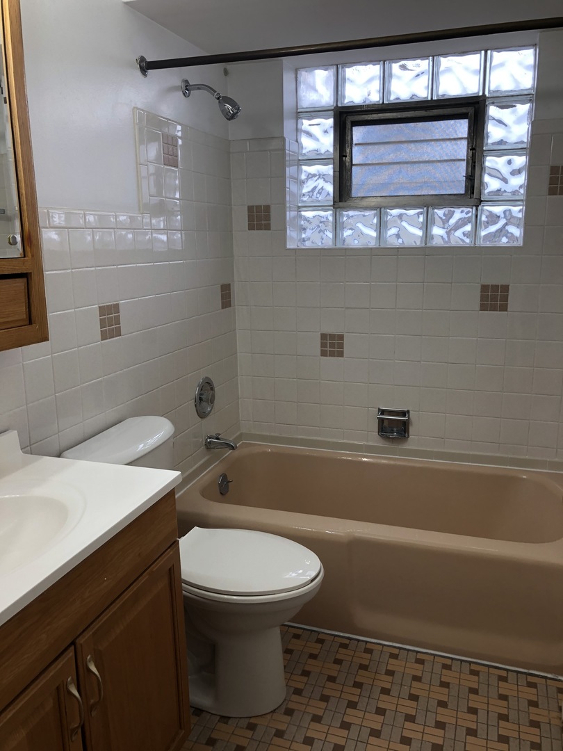 5304 West Addison Street, Unit C3 Chicago, IL 60641 - Photo 4 of 6