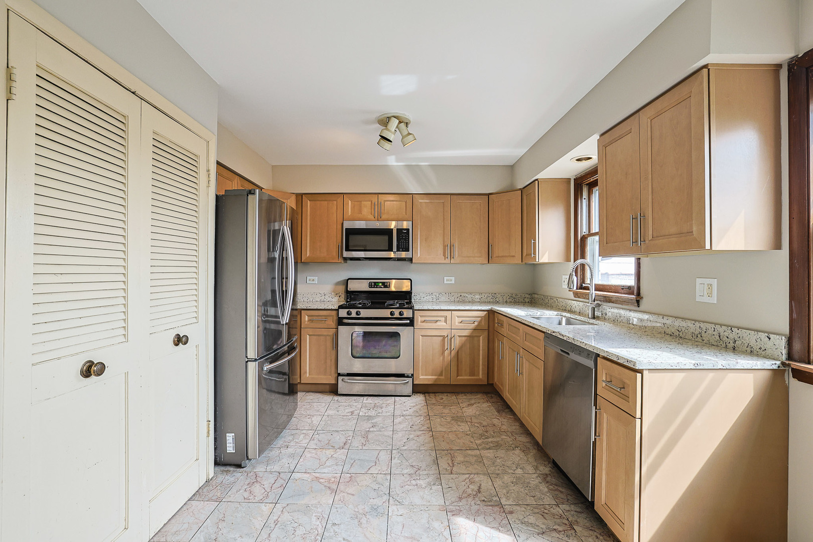 8019 Kilpatrick Avenue Skokie, IL 60076 - Photo 6 of 23