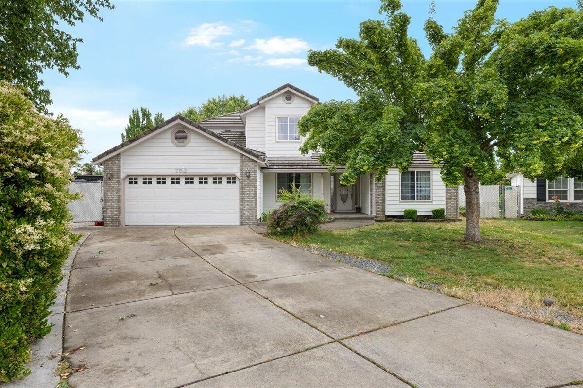 752 Mallory Court Central Point, OR 97502 - Photo 1 of 32 a sign board with yard in front of it