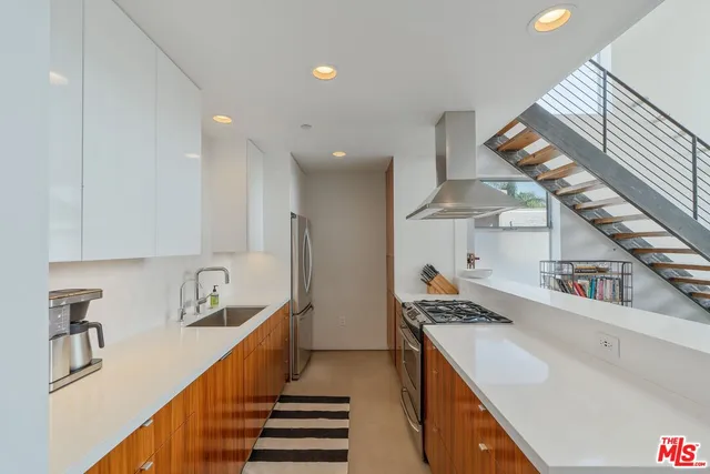 $5,500 | 611 North Bronson Avenue, Unit 6, Los Angeles, CA 90004