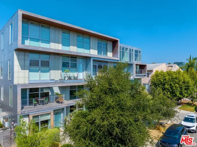 $5,500 | 611 North Bronson Avenue, Unit 6, Los Angeles, CA 90004