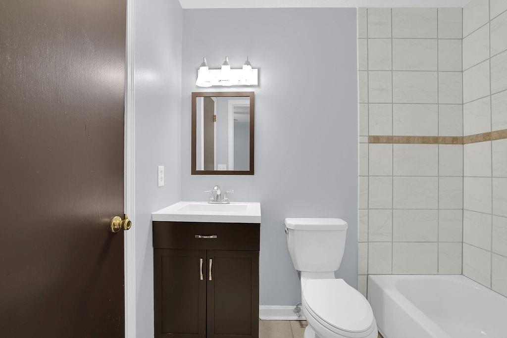 1424 Springleaf Circle Southeast Smyrna, GA 30080 - Photo 33 of 38 a bathroom with a toilet a sink and bathtub