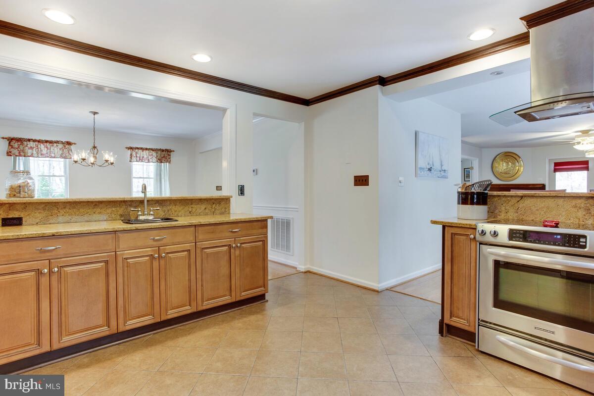 6269 Solomons Island Road Tracys Landing, MD 20779 - Photo 13 of 99 Kitchen and wet bar