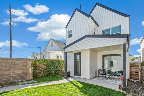 a view of a house with backyard