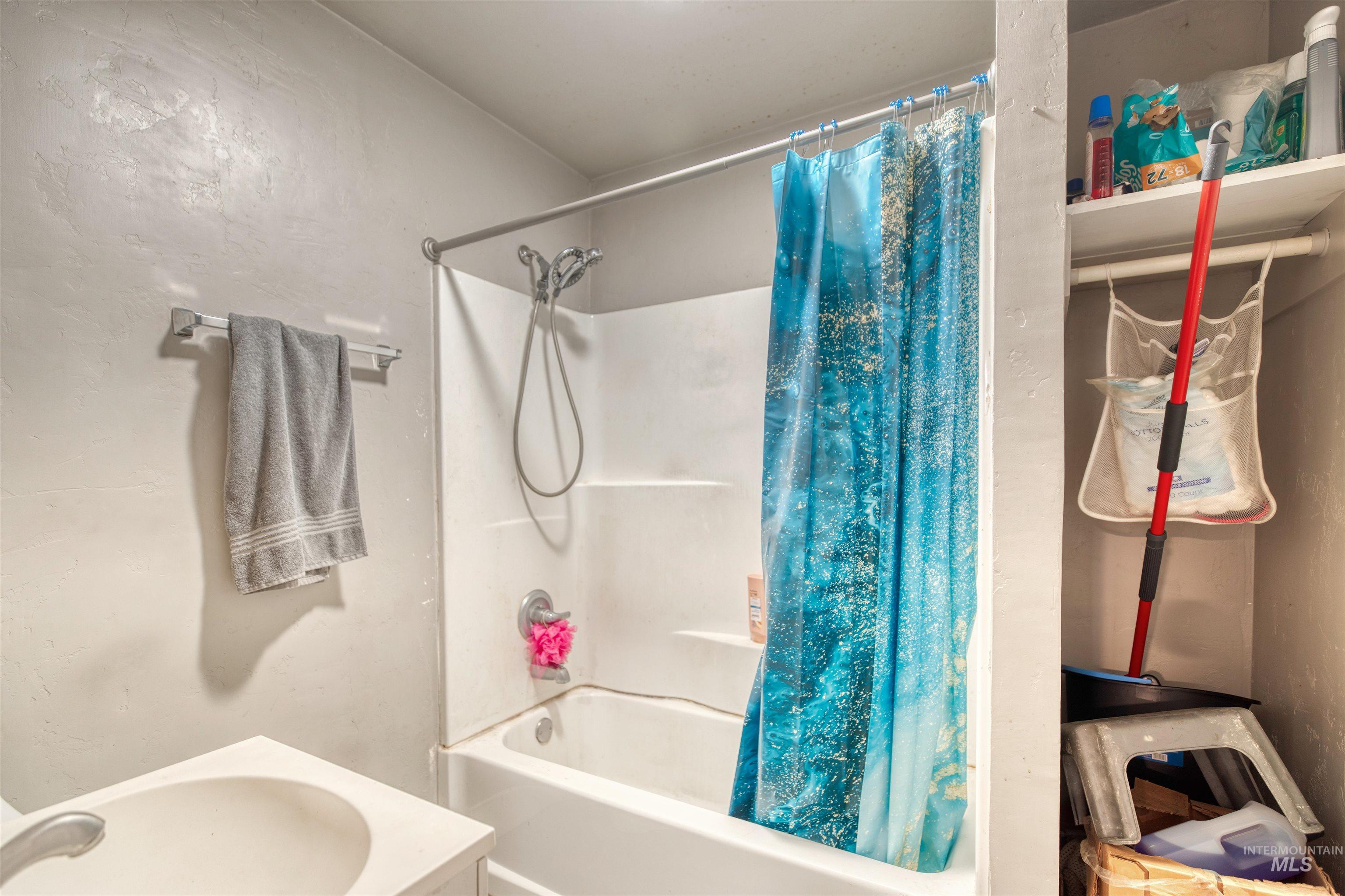 106 East Main Street Nyssa, OR 97913 - Photo 24 of 32 Full bathroom featuring shower / bath combination with curtain