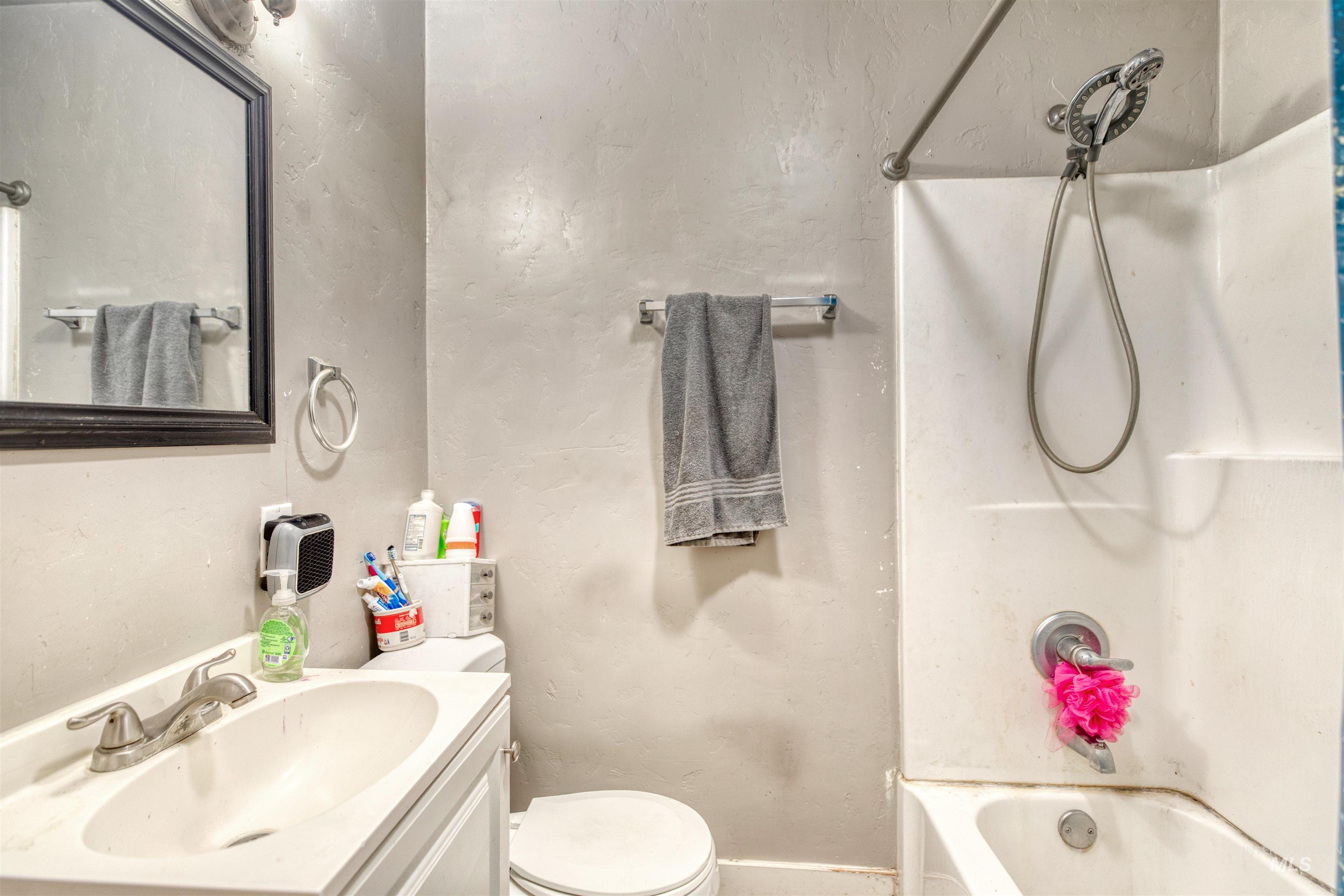 106 East Main Street Nyssa, OR 97913 - Photo 25 of 32 Full bath with vanity and shower / bathtub combination