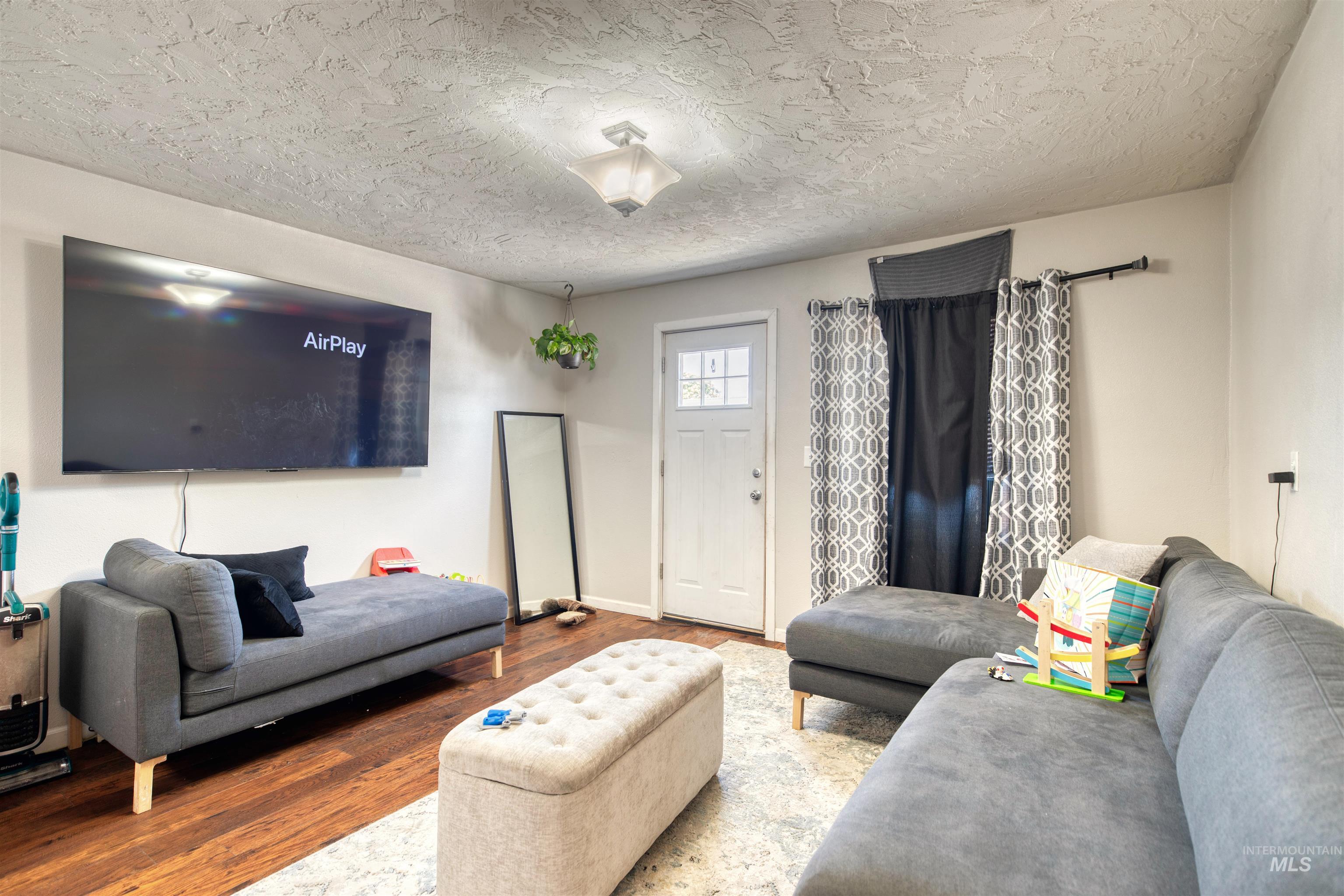 106 East Main Street Nyssa, OR 97913 - Photo 8 of 32 Living area with wood finished floors and a textured ceiling