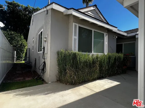 a view of back yard of the house