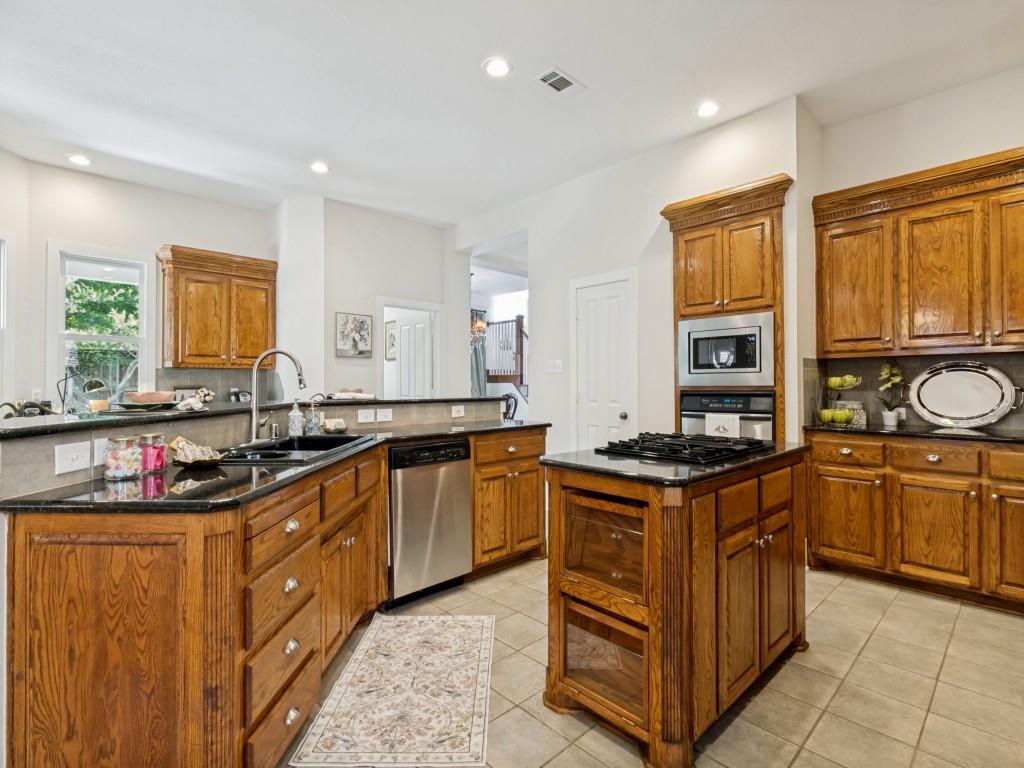 4947 Reiger Avenue Dallas, TX 75214 - Photo 15 of 35 gas cooktop