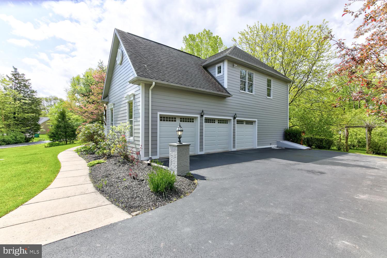 82 Norristown Road Blue Bell, PA 19422 - Photo 4 of 48 3 car garage
