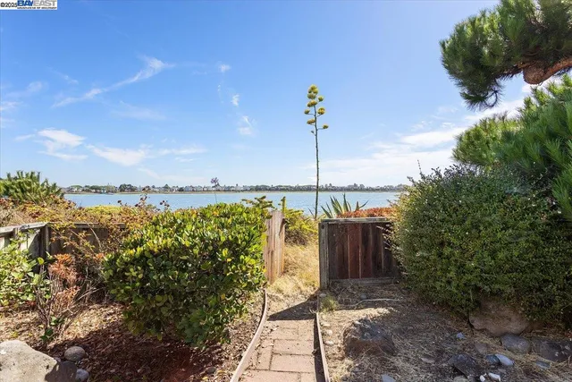 $995,000 | 2904 Bayview Drive, Alameda, CA 94501