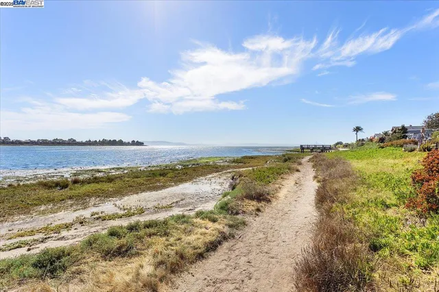 $995,000 | 2904 Bayview Drive, Alameda, CA 94501