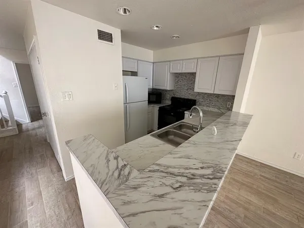 $220,000 | 935 Fairbanks Circle, Duncanville, TX 75137