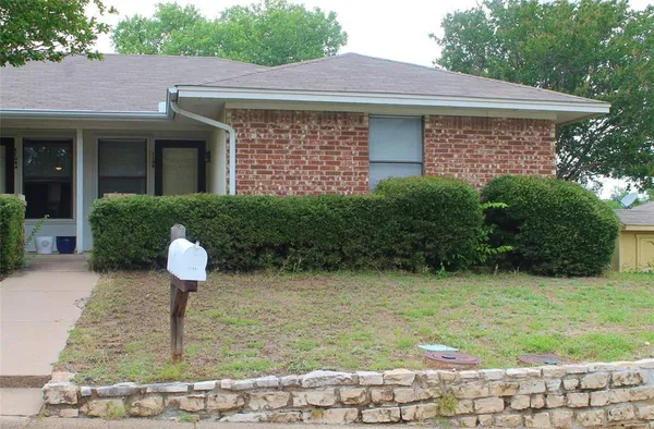 $1,195 | 1104 Curtis Drive, Weatherford, TX 76086