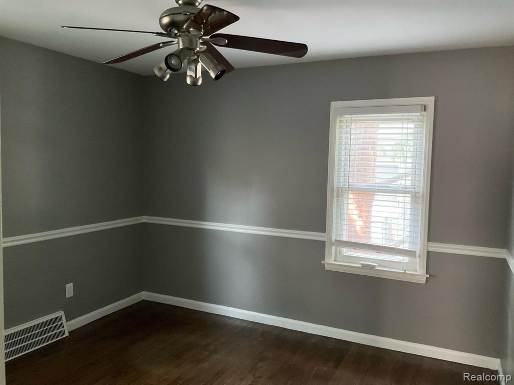 2045 Hampton Road Grosse Pointe Woods, MI 48236 - Photo 7 of 14