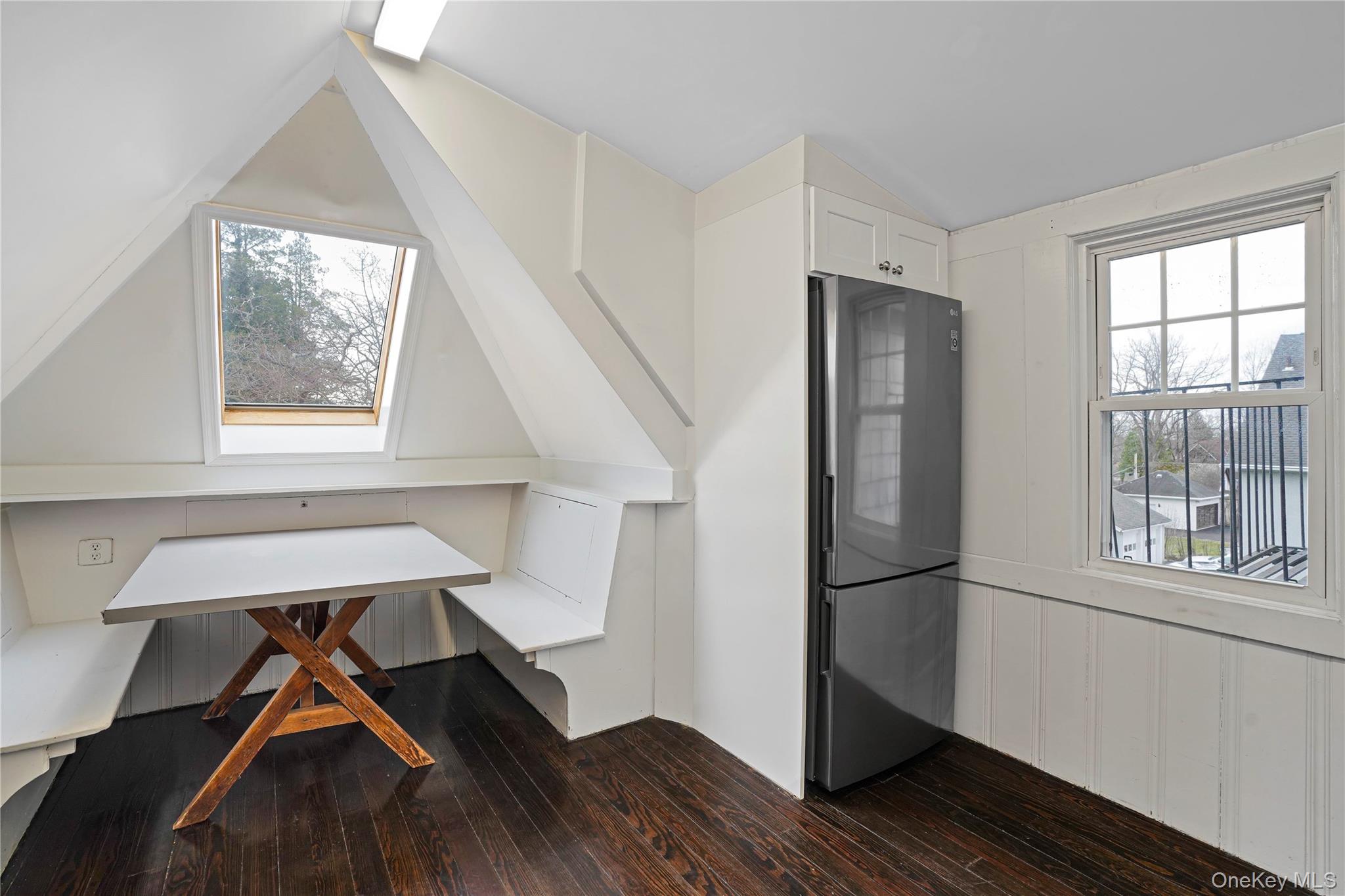 9 Ridgeview Avenue White Plains, NY 10606 - Photo 17 of 20 a hallway with wooden floor table and chairs