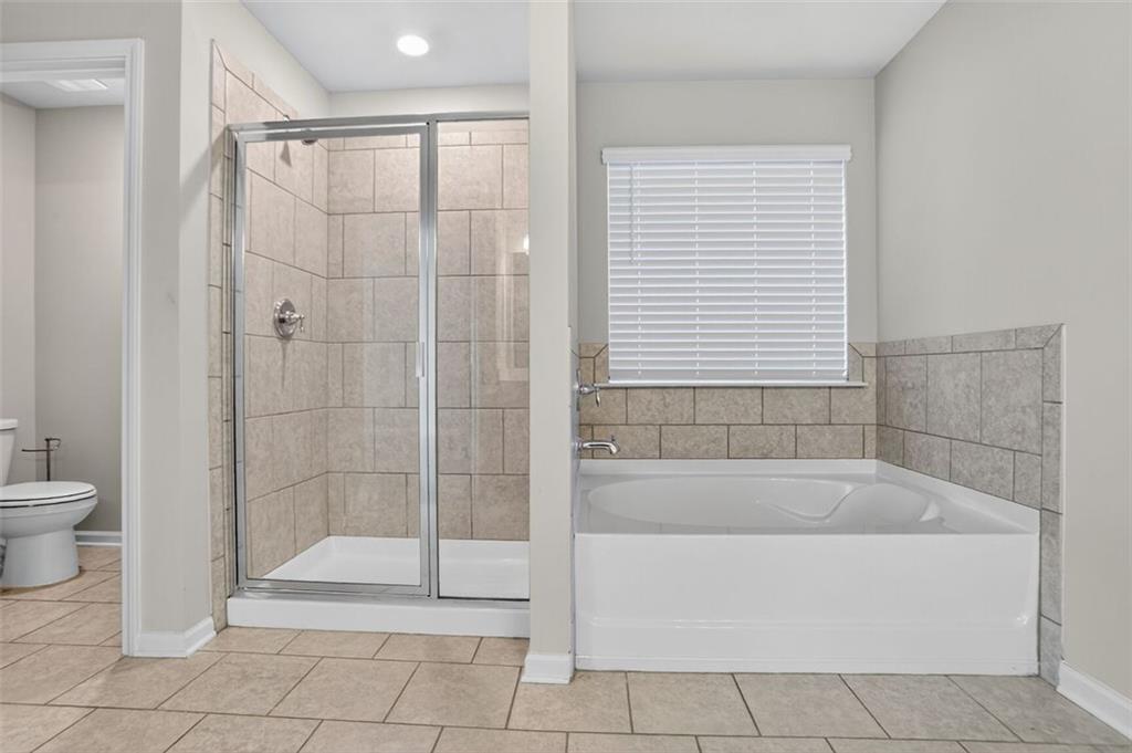 1553 Spring Hollow Way Stone Mountain, GA 30083 - Photo 14 of 27 a bathroom with a bathtub and toilet