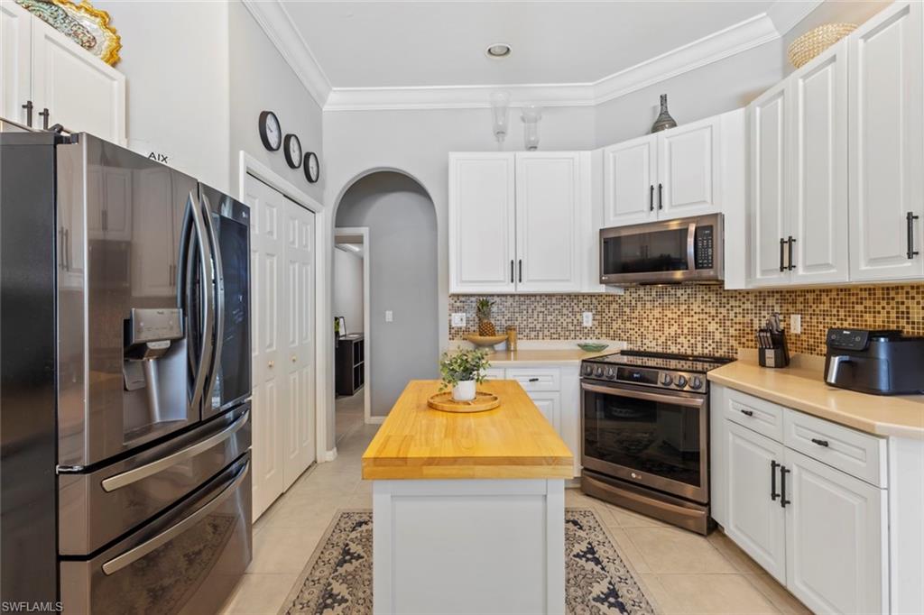 8524 Laurel Lakes Boulevard Naples, FL 34119 - Photo 9 of 42