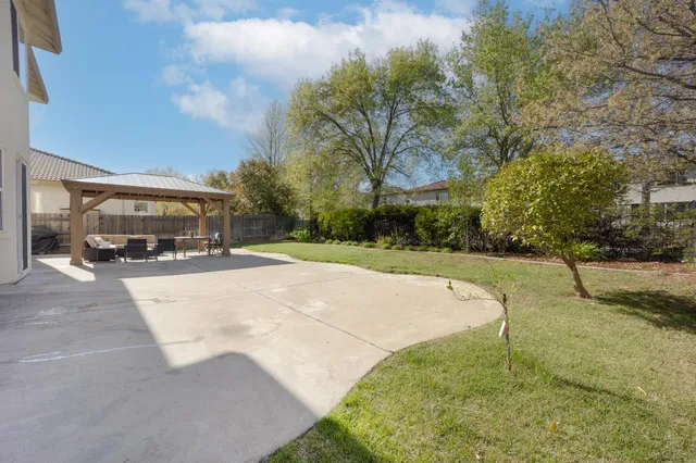 a houses view with outdoor space