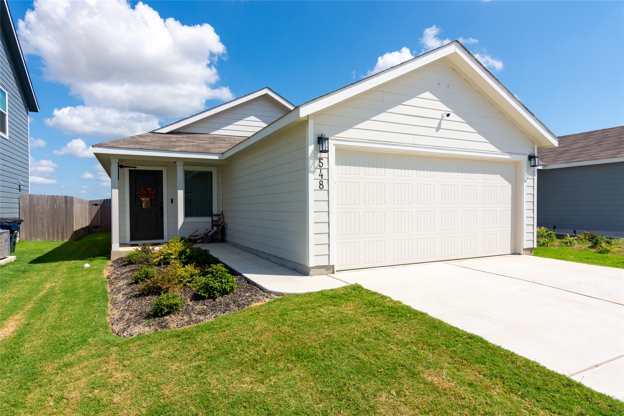 Welcome to 548 Rancho Del Cielo Loop! This single-story residence offers 3 bedrooms, 2 baths and a 2 car garage.