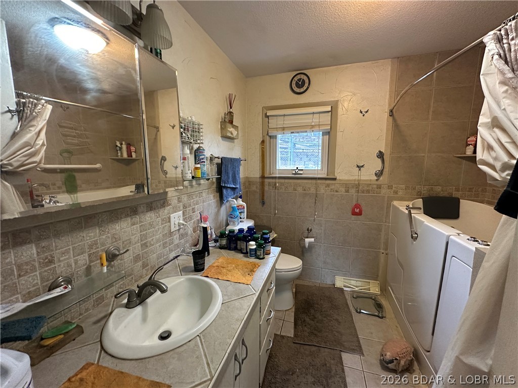 33060 Fairglen Road Sunrise Beach, MO 65079 - Photo 30 of 37 Primary Bathroom