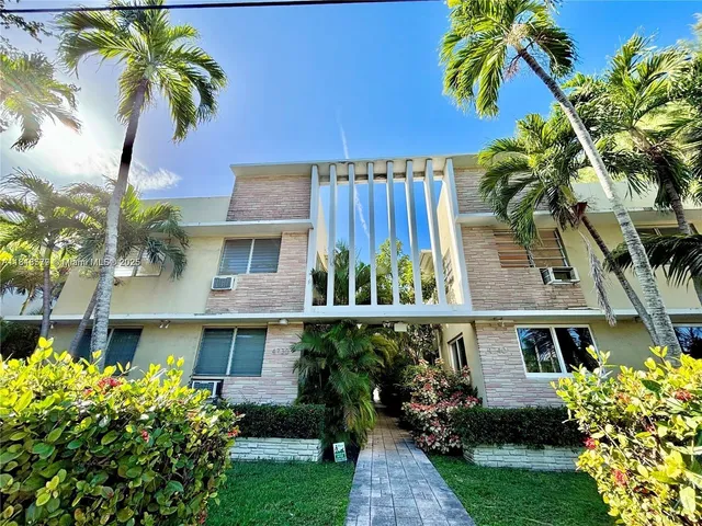 $2,200 | 4740 Pine Tree Drive, Unit 28, Miami Beach, FL 33140