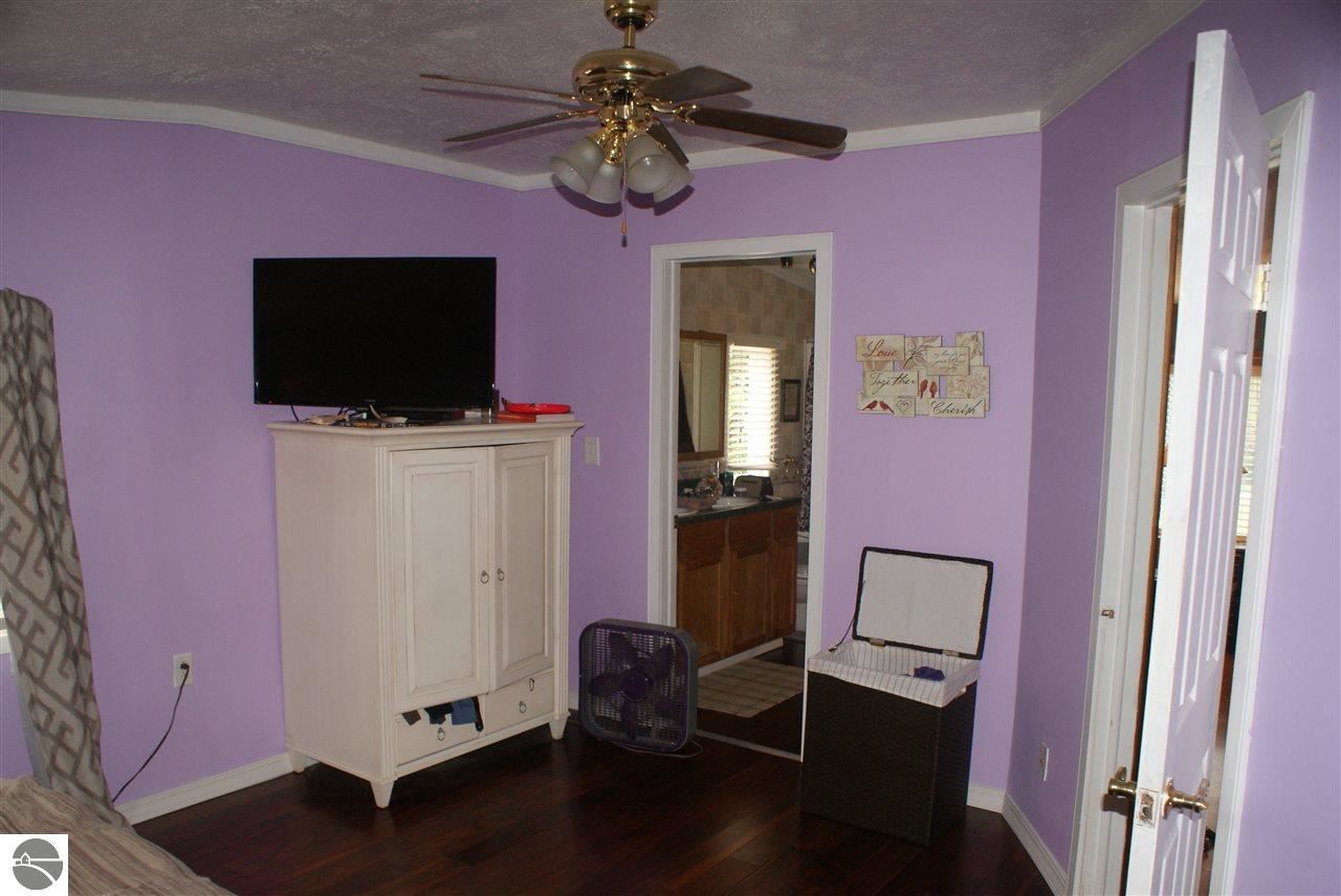 1927 Radcliff Road Traverse City, MI 49685 - Photo 25 of 48 1859990-24.JPG