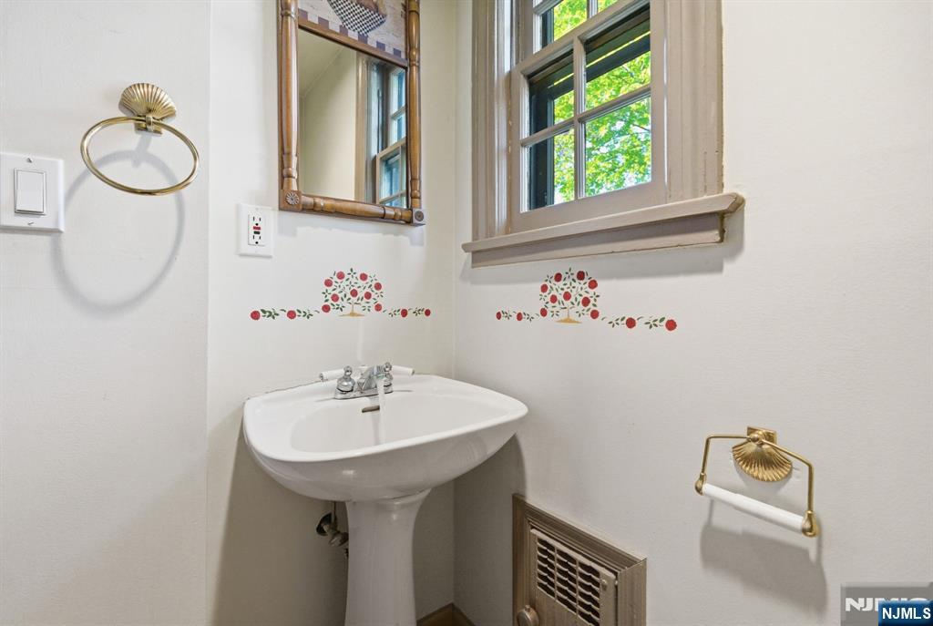 34 Espy Road Caldwell, NJ 07006 - Photo 10 of 25
