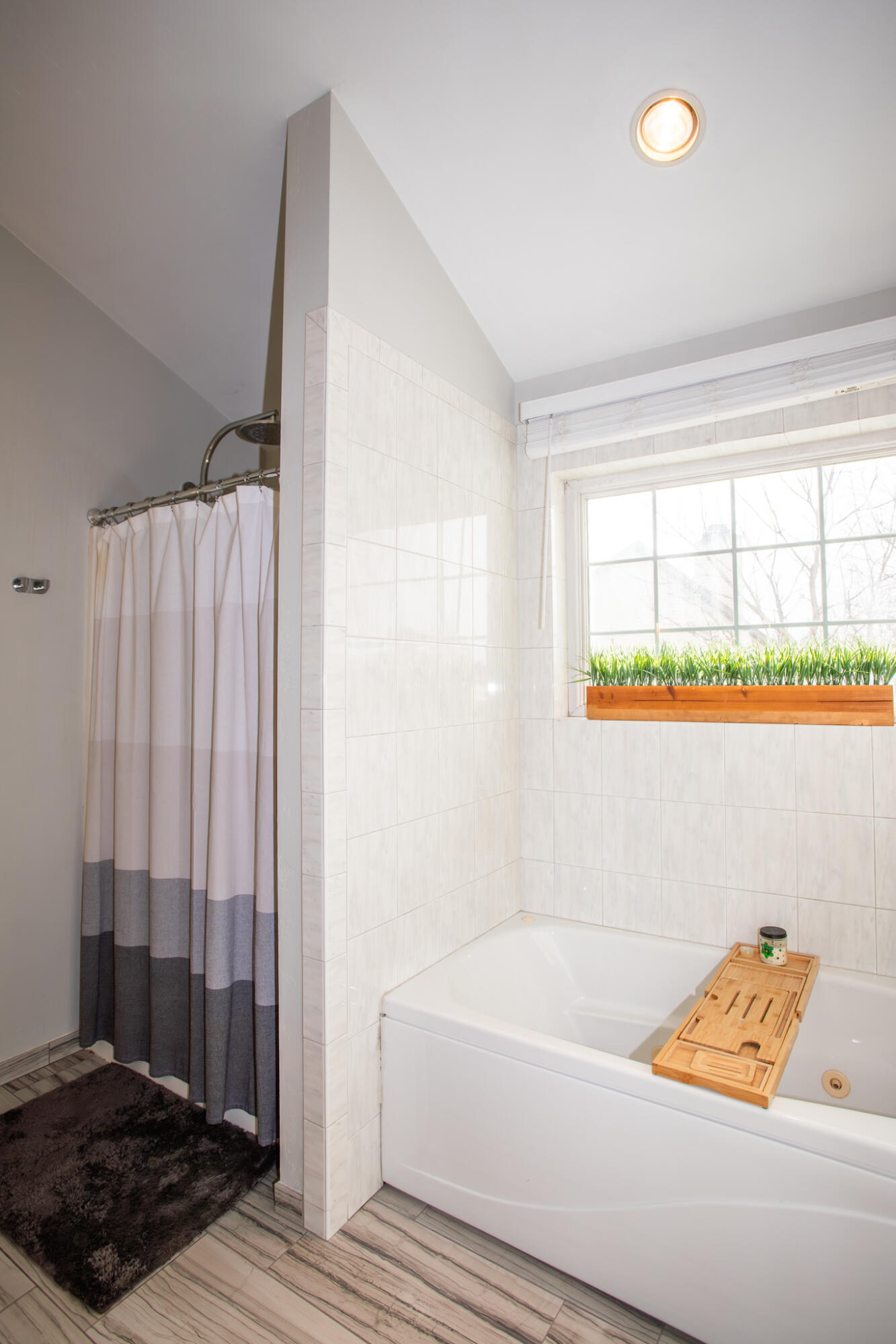 2564 Fox Ridge Court Sheboygan, WI 53081 - Photo 18 of 33 Primary Bathroom